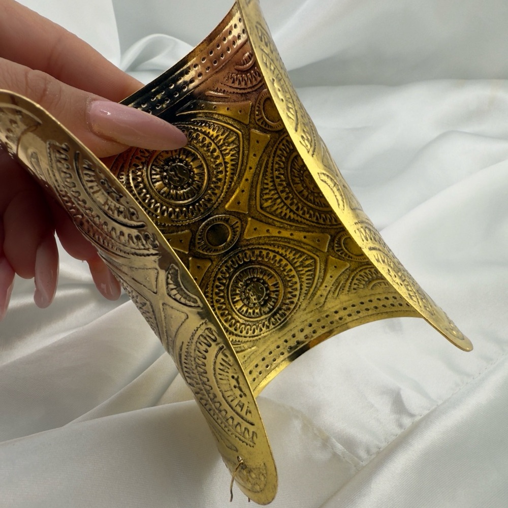 Vintage classic Cleopatra Style Cuff Gold Textured Vase - Picture 7 of 9